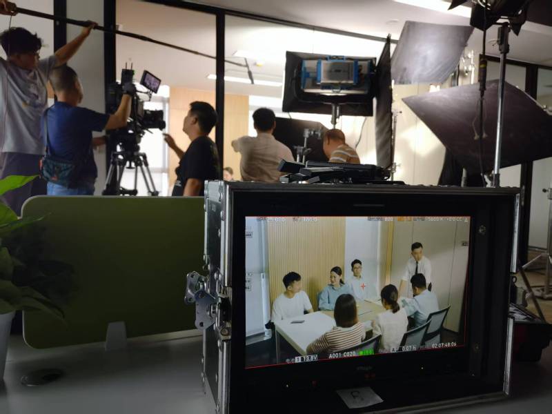 鹰手营子矿区TVC拍摄公司：科技产品视觉化大师，诠释未来感与功能美学